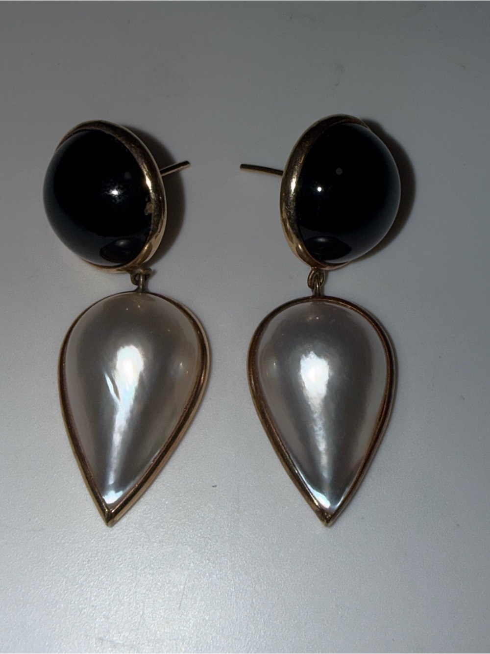Vintage black on & mother of Pearl teardrop drop earrings 1.5” gold tone. - Picture 3 of 5